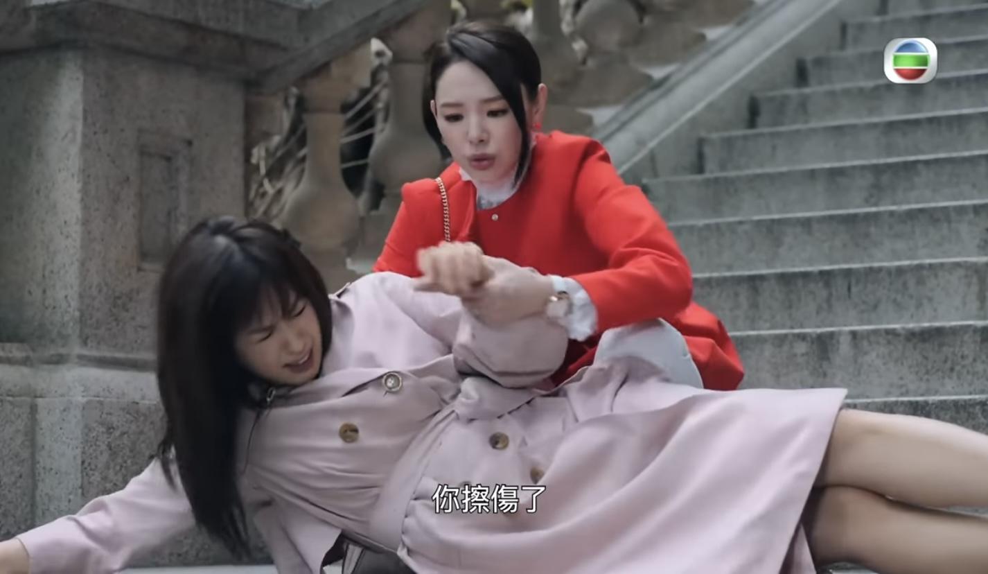 趙希洛扮碌落樓梯,陷害譚凱琪。(截圖)