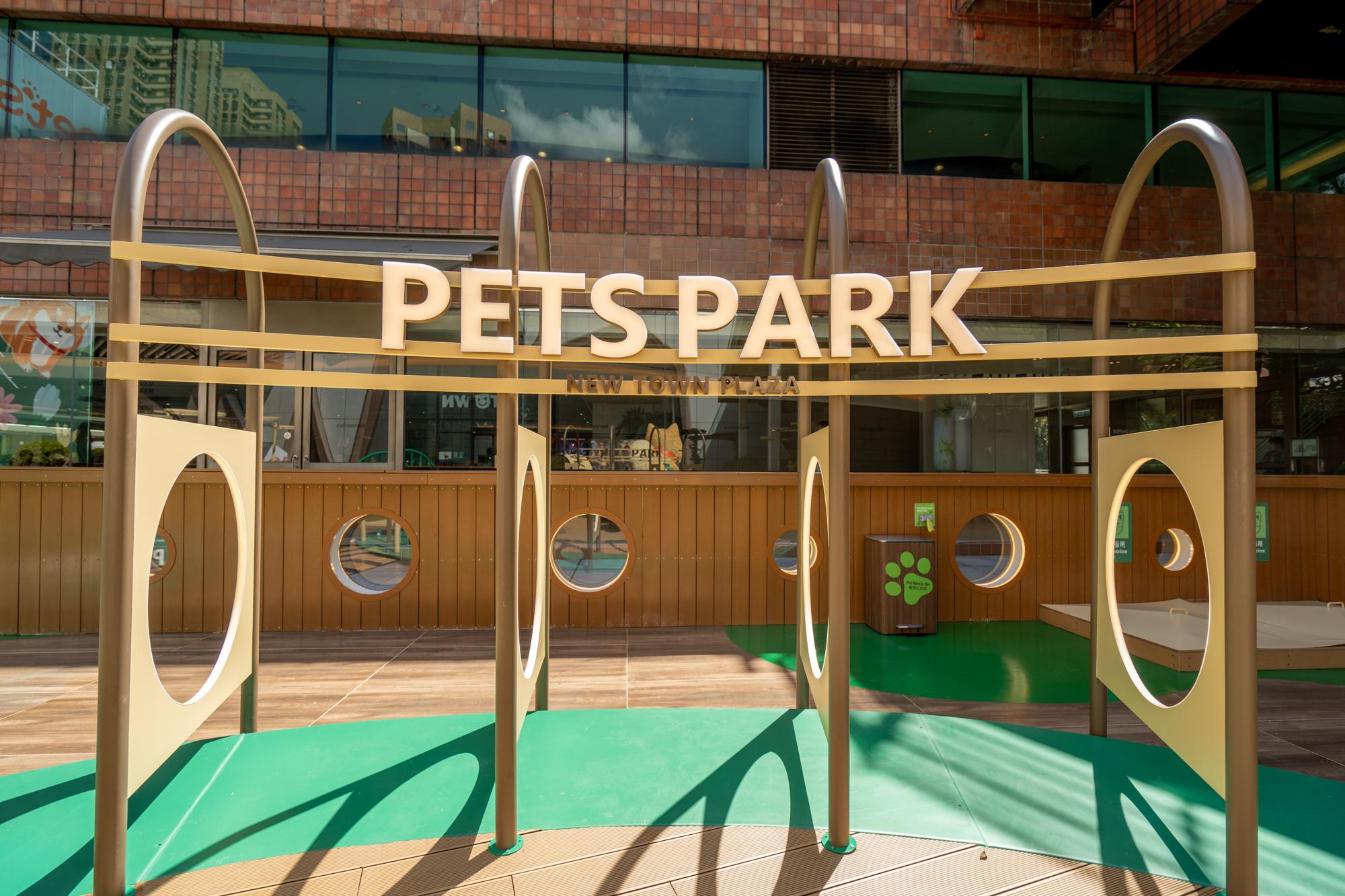 跳圈四連環:以4個木架形成的「跳圈四連環」,除了可以訓練手腳肌肉外,更可訓練寵物作出跳圈動作