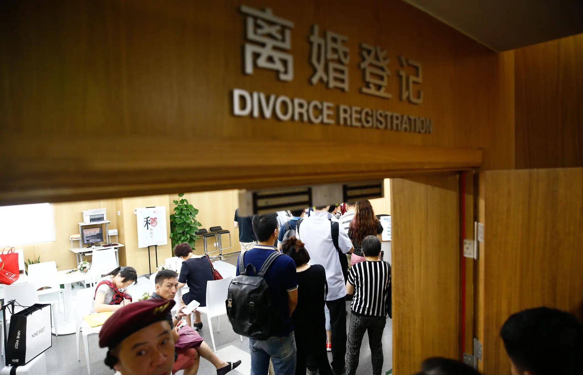 網上流傳上海解封後出現「報復性離婚」,官方澄清是誤會。(互聯網)