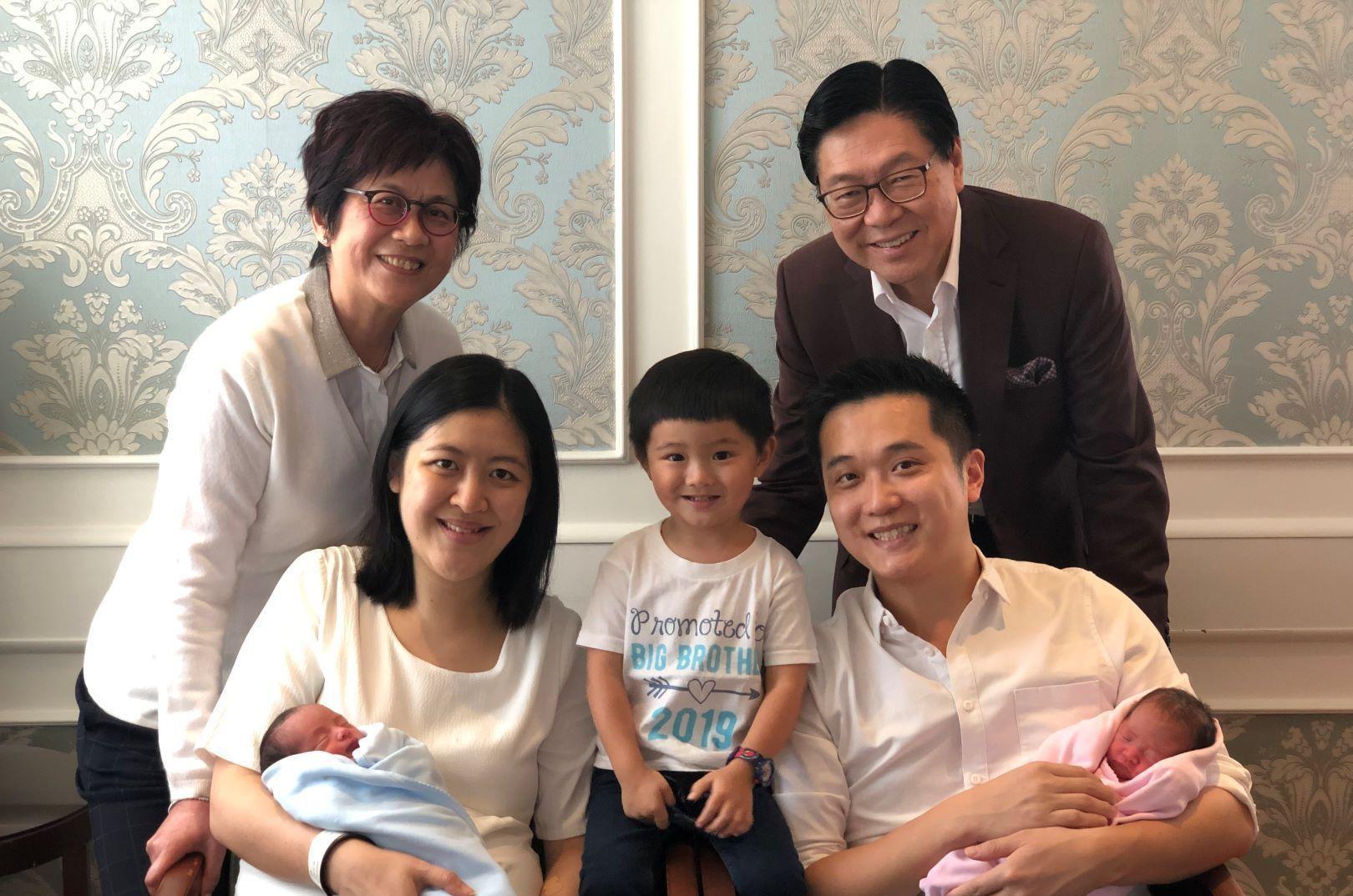 港鐵前主席馬時亨(右上一)長女、品格教育協會創辦人劉馬露明(左下一),於2019年初時誔下一對龍鳳胎。(資料圖片)