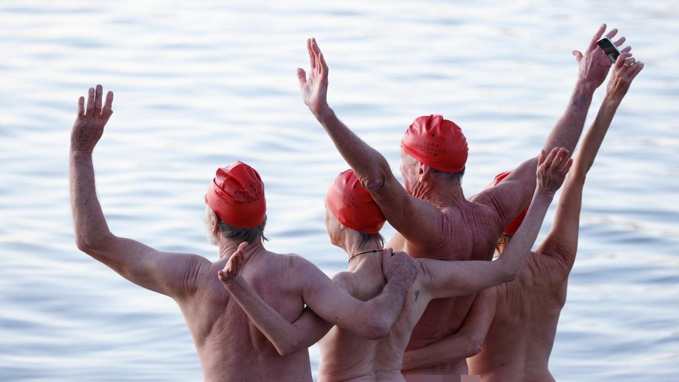 有參加者表示,雖然在人群中全裸感到不太不習慣,但認為這是一種自我挑戰。(Twitter)