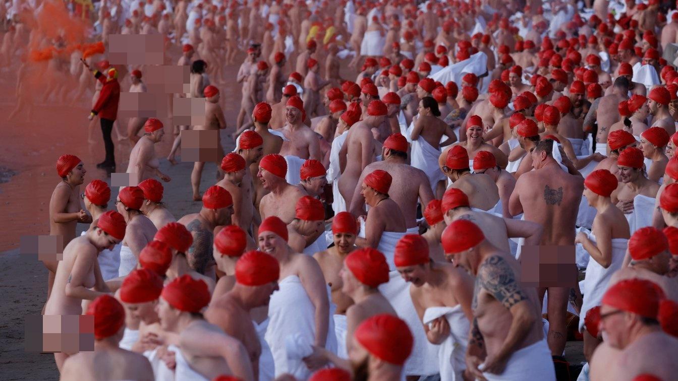 有參加者表示,雖然在人群中全裸感到不太不習慣,但認為這是一種自我挑戰。(Twitter)