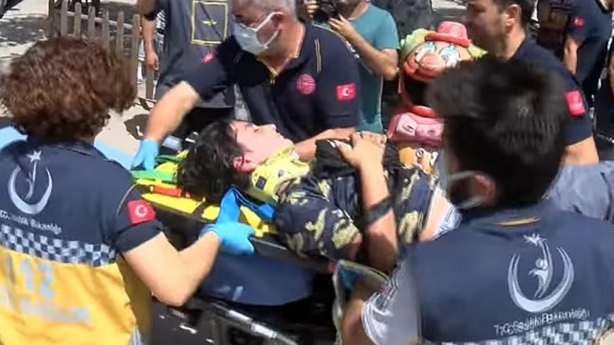 其中一名受傷男童送院。(網上圖片)