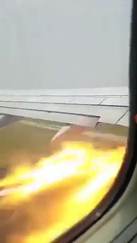 機艙有乘客透過飛機窗看到這幕驚嚇情景並拍下畫面。(Twitter)