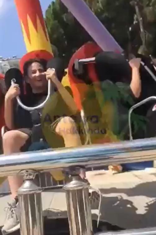 3男童一臉興奮地坐在「擺鐘」的座位上。(Twitter)