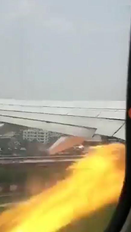 機艙有乘客透過飛機窗看到這幕驚嚇情景並拍下畫面。(Twitter)