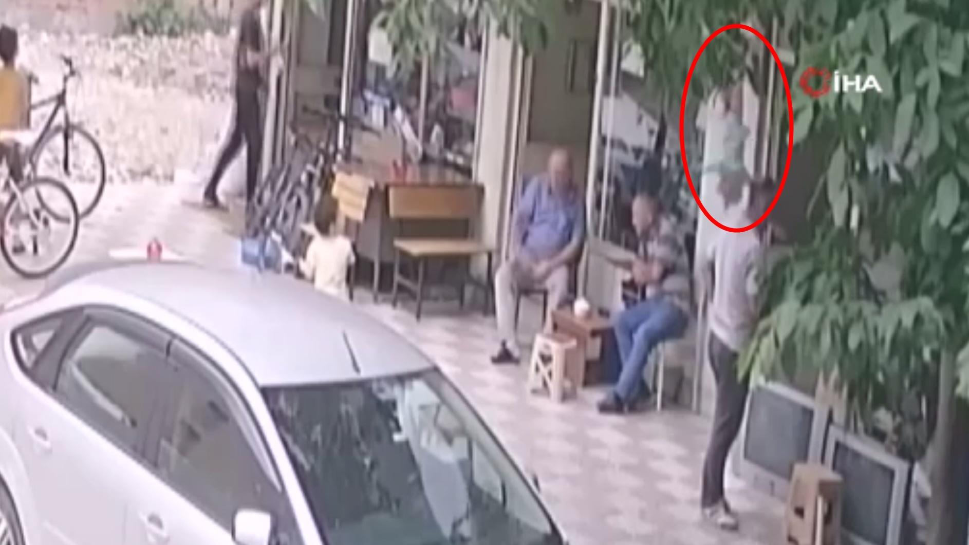 嬰孩頭向下墮落。(YouTube)