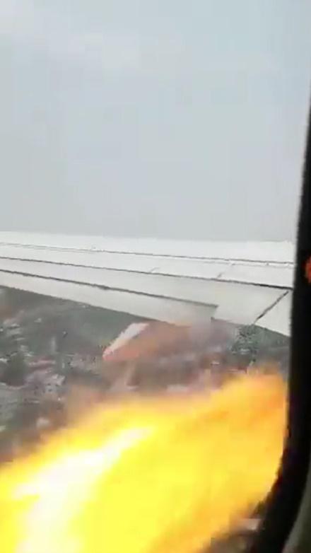 機艙有乘客透過飛機窗看到這幕驚嚇情景並拍下畫面。(Twitter)