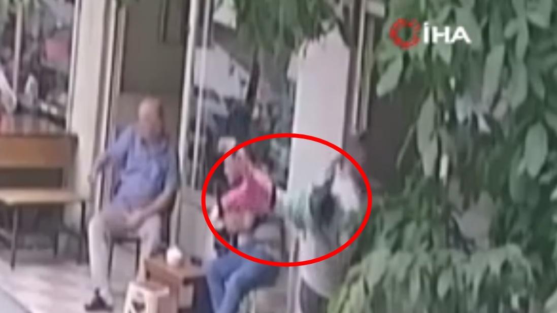 嬰孩撞正大叔,卸去部分衝力。(YouTube)