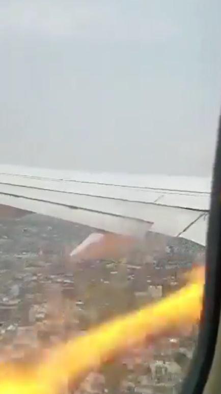 機艙有乘客透過飛機窗看到這幕驚嚇情景並拍下畫面。(Twitter)