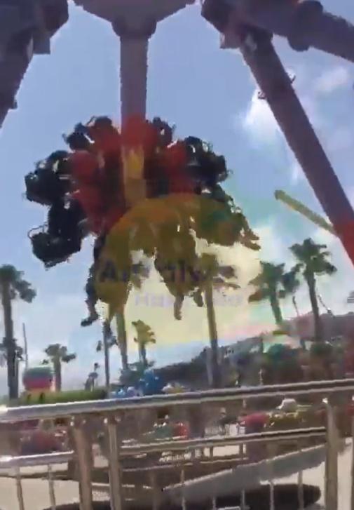 「擺鐘」就像鐘擺般左右晃動,座位艙亦會整排轉動。(Twitter)