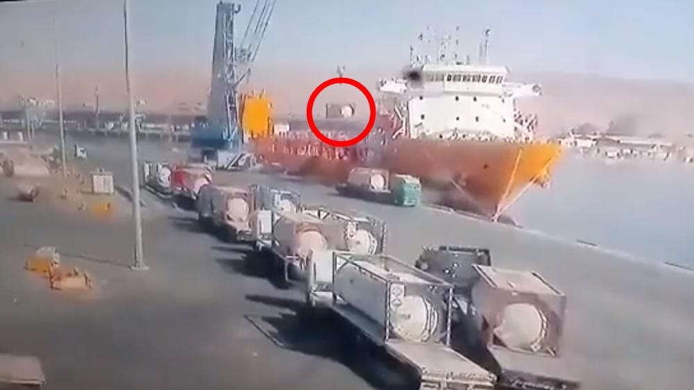 1個裝有氯氣的貨櫃由吊臂運上一艘貨船。(Twitter)