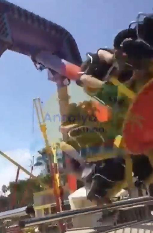 「擺鐘」就像鐘擺般左右晃動,座位艙亦會整排轉動。(Twitter)