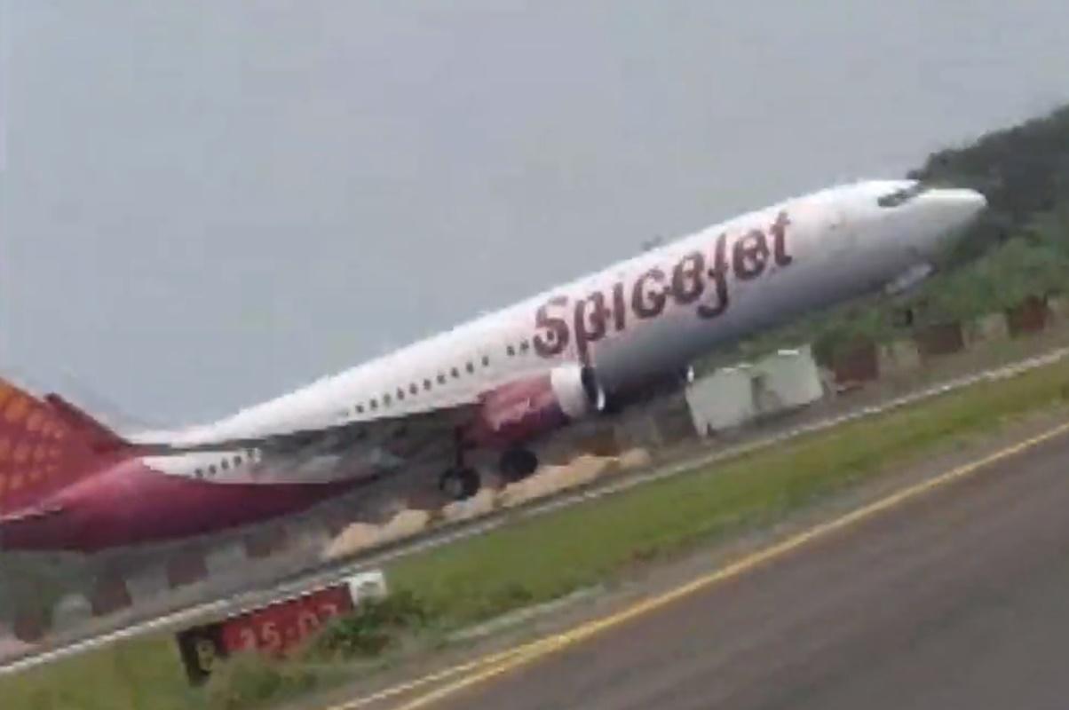 客機最終順利降落跑道。(Twitter)