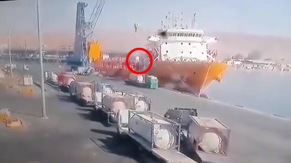 期間吊臂突然出現故障,貨櫃鬆脫下墜。(Twitter)