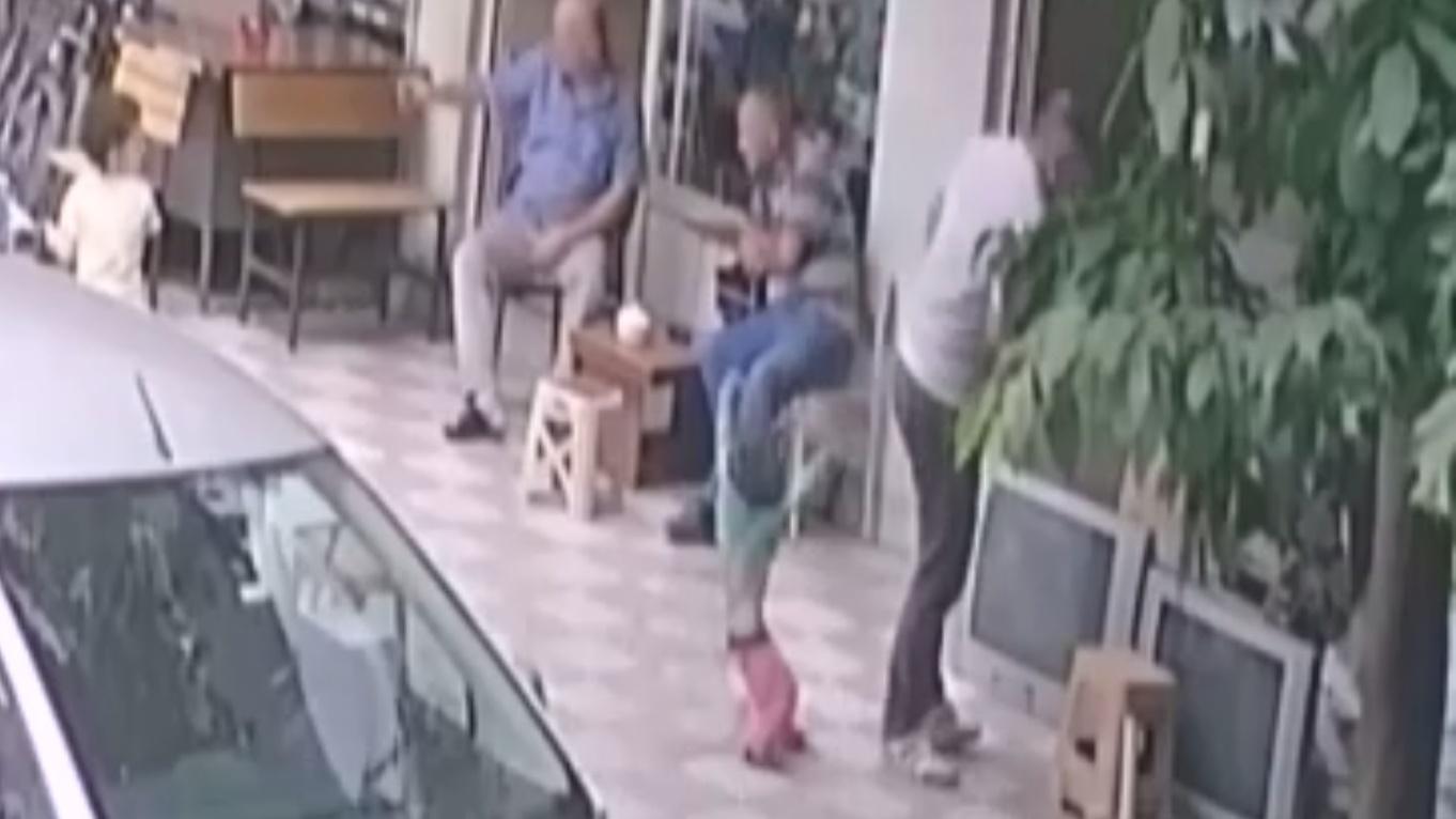 嬰孩腳先落地。(YouTube)