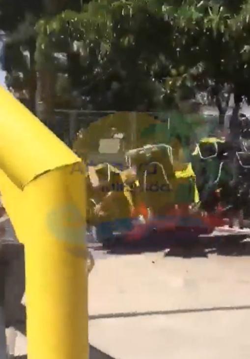 整排座位艙飛脫,更反轉以致男童連同座位頭向下墮地。(Twitter)