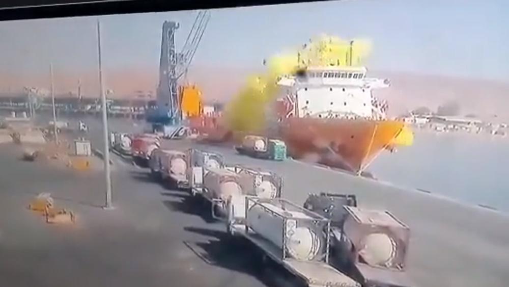 爆炸發生冒出大量黃色煙霧。(Twitter)