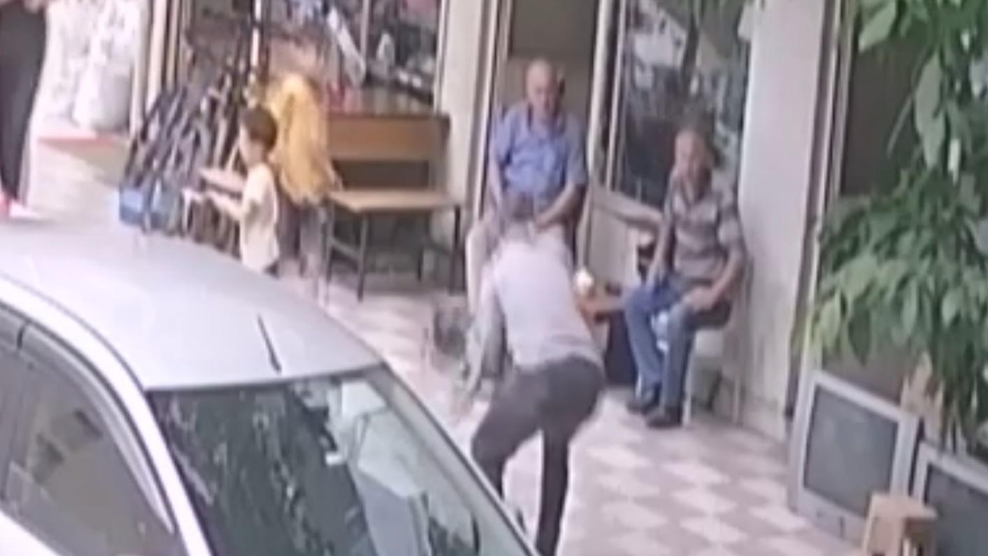 大叔隨即將嬰孩抱起。(YouTube)