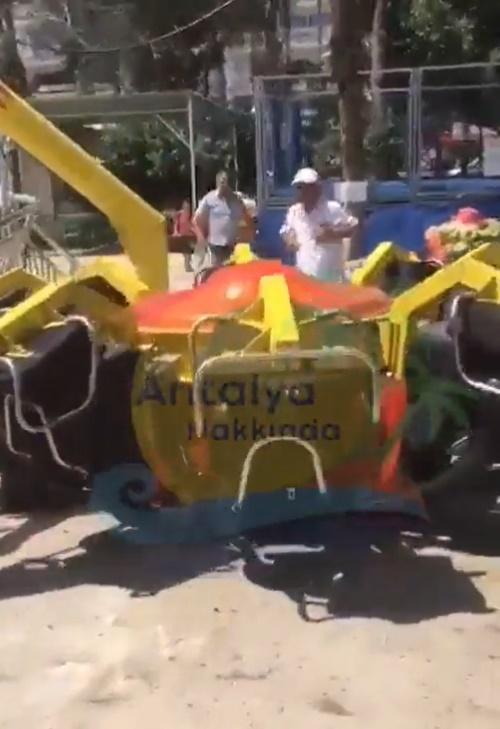 整排座位艙飛脫,更反轉以致男童連同座位頭向下墮地。(Twitter)