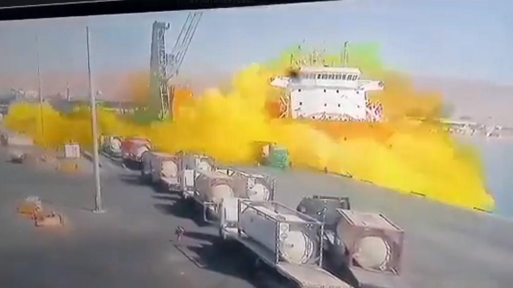 大量黃色煙霧冒出,港口工人慌忙走避。(Twitter)