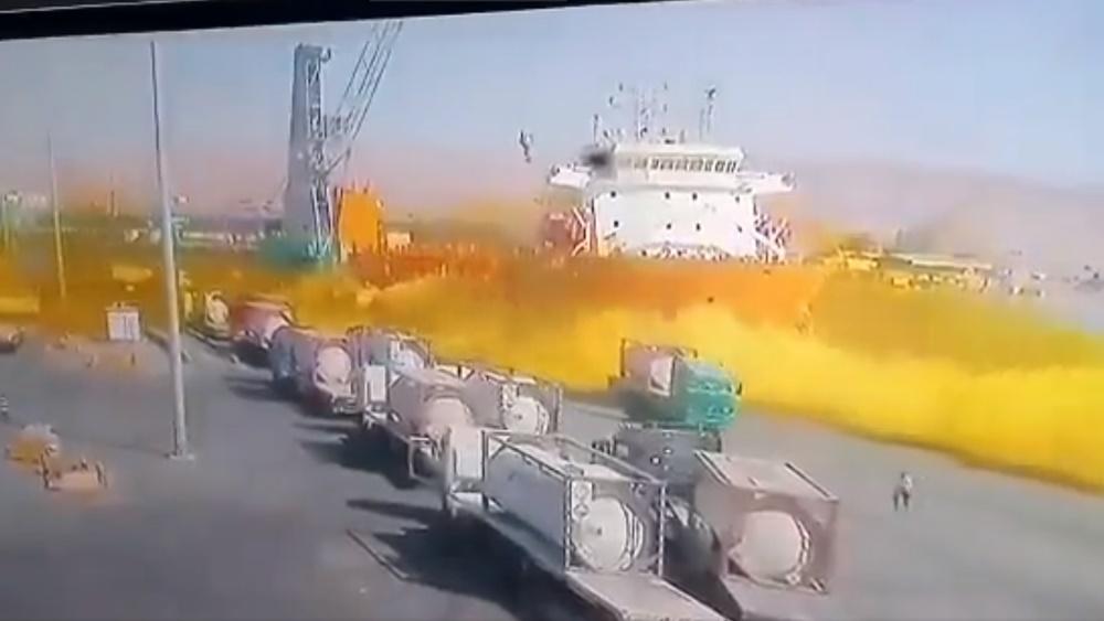 大量黃色煙霧冒出,港口工人慌忙走避。(Twitter)