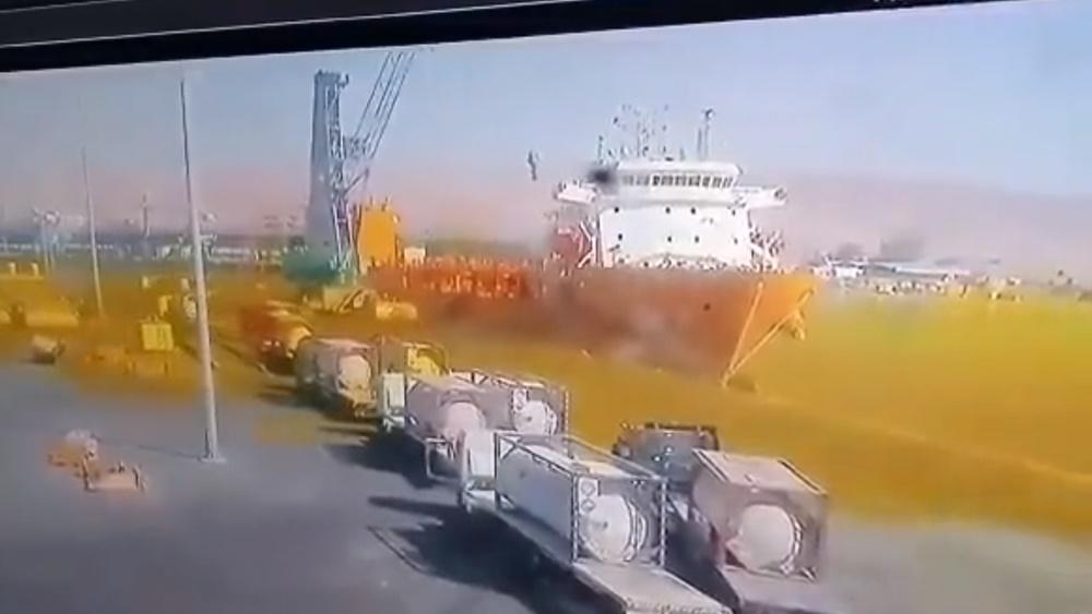 大量黃色煙霧冒出,港口工人慌忙走避。(Twitter)