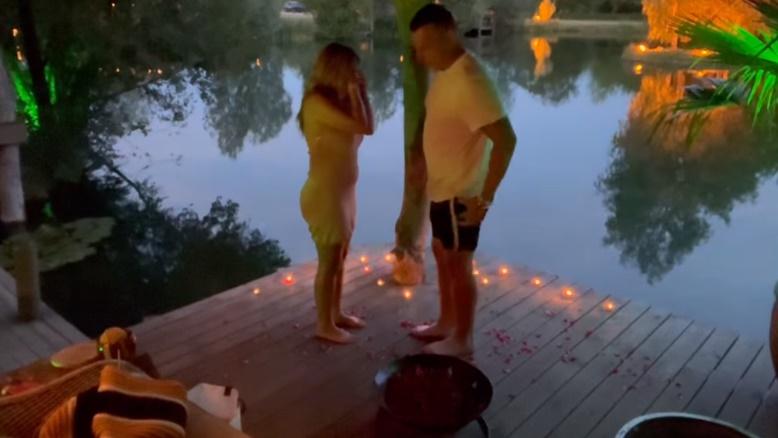 Ross Bamber就如電影情節的男子般,拿出戒指盒。(FB)