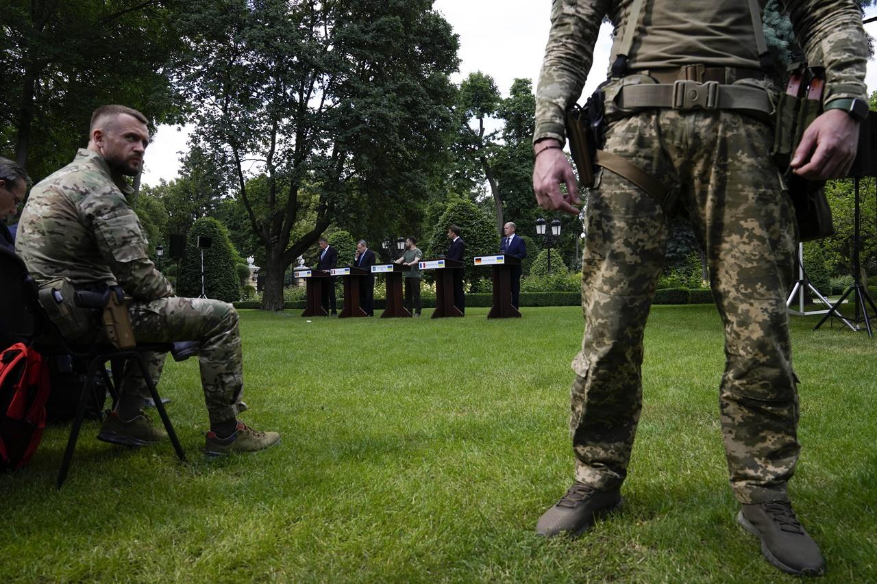 澤連斯基:已準備好入歐,馬克龍:會就人道情況續接觸普京。(AP)