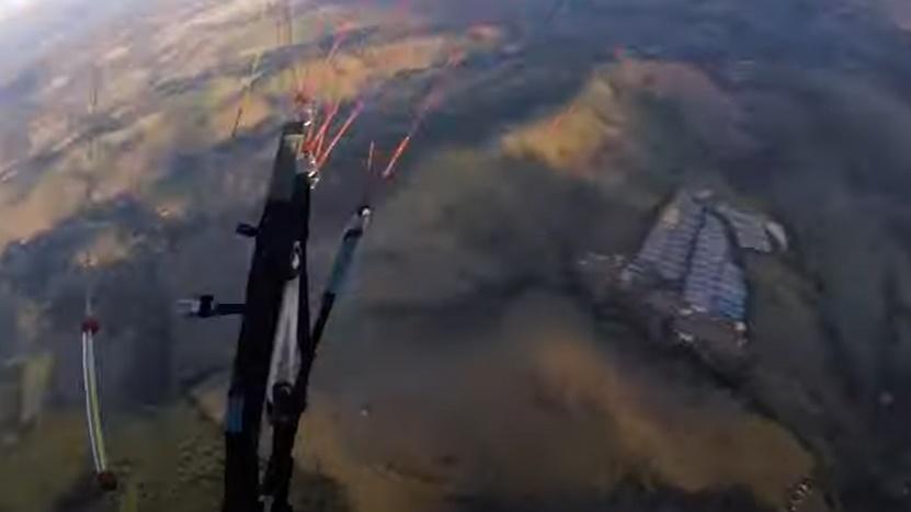 Yanis Teriz整個人快速墜下及打轉。(YouTube)