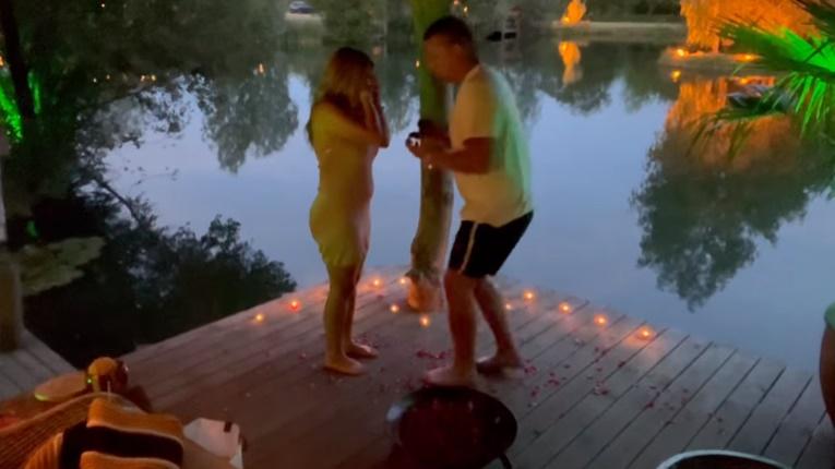 Ross Bamber準備單膝跪下時,就在打開盒子的一剎。(FB)