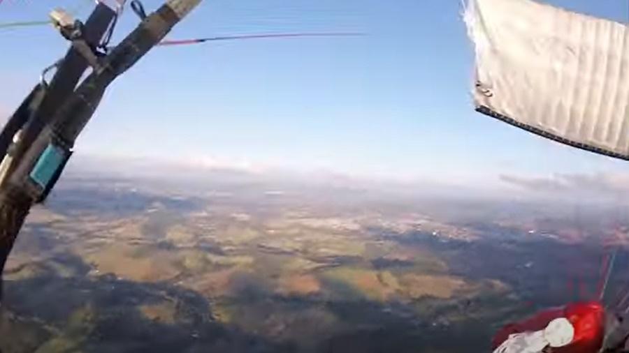 他隨即打開紅色的降落傘救命。(YouTube)