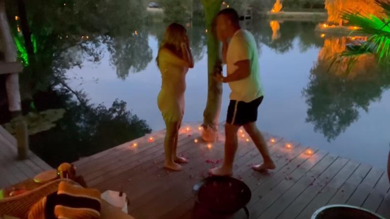 隻鑽戒竟然跌到甲板上,再碌入甲板罅隙,撲通一聲掉入湖中,聲音清脆響亮,Ross Bamber眼巴巴看著鑽戒消失眼前,只能訝異掩咀。(FB)