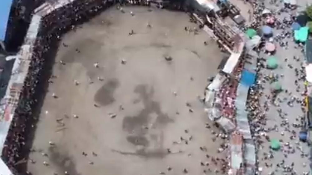 事發影片顯示,看台的一部分向前往鬥牛場方向倒塌。(Twitter)