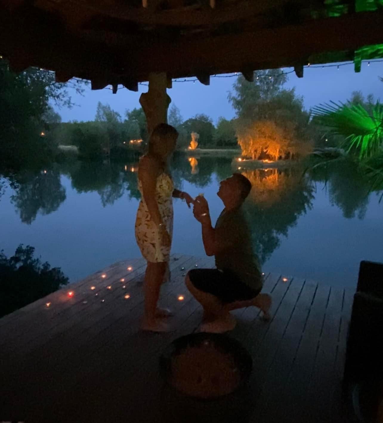 最終,Ross Bamber只好臨時拿著以前買給女友、當時正戴在Geri Ashforth手上的另一枚戒指求婚。(FB)