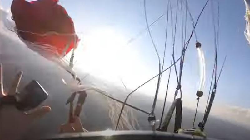 降落傘的線竟與破裂的傘翼纏在一起。(YouTube)