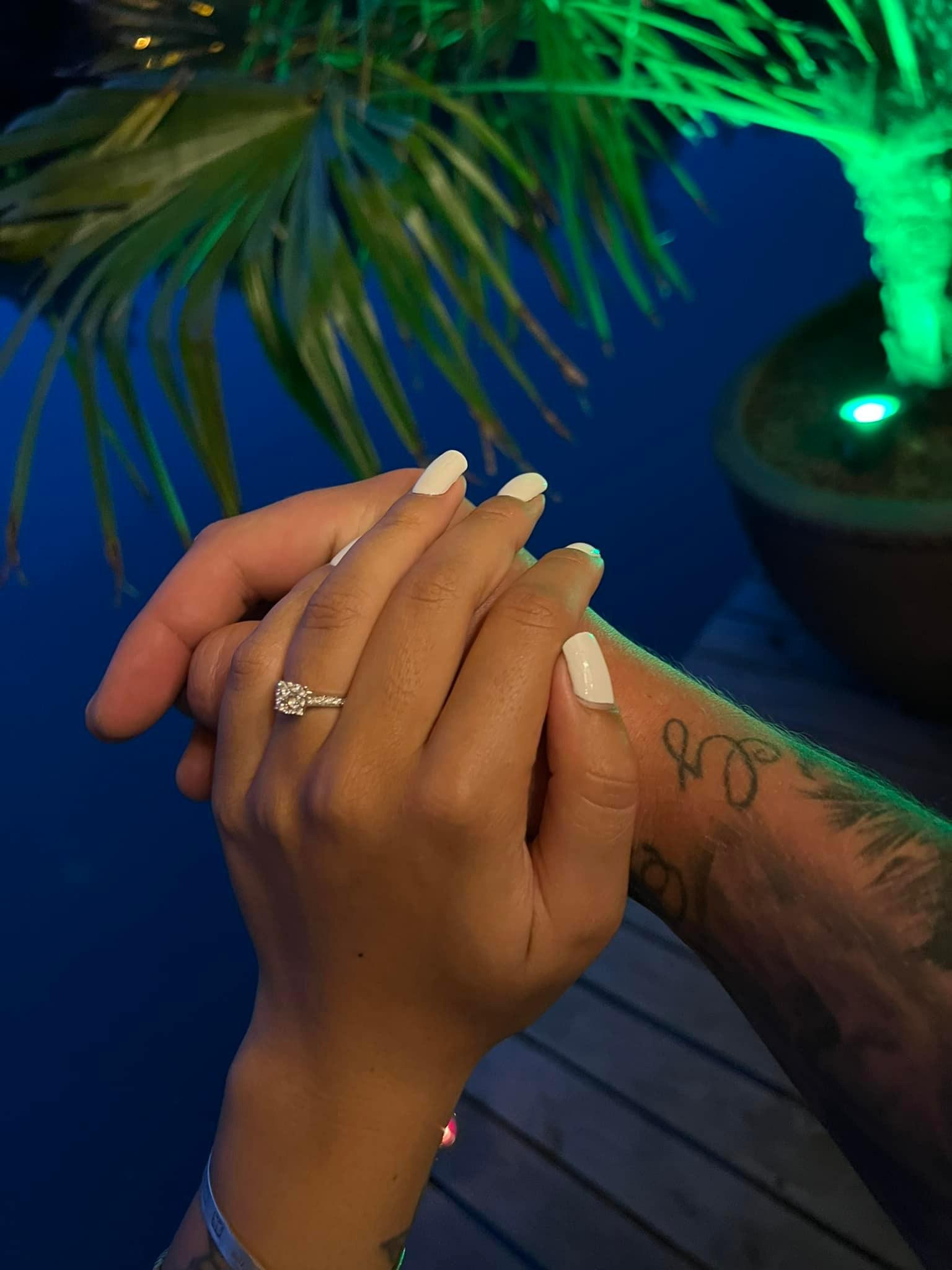 最終,Ross Bamber只好臨時拿著以前買給女友、當時正戴在Geri Ashforth手上的另一枚戒指求婚。(FB)