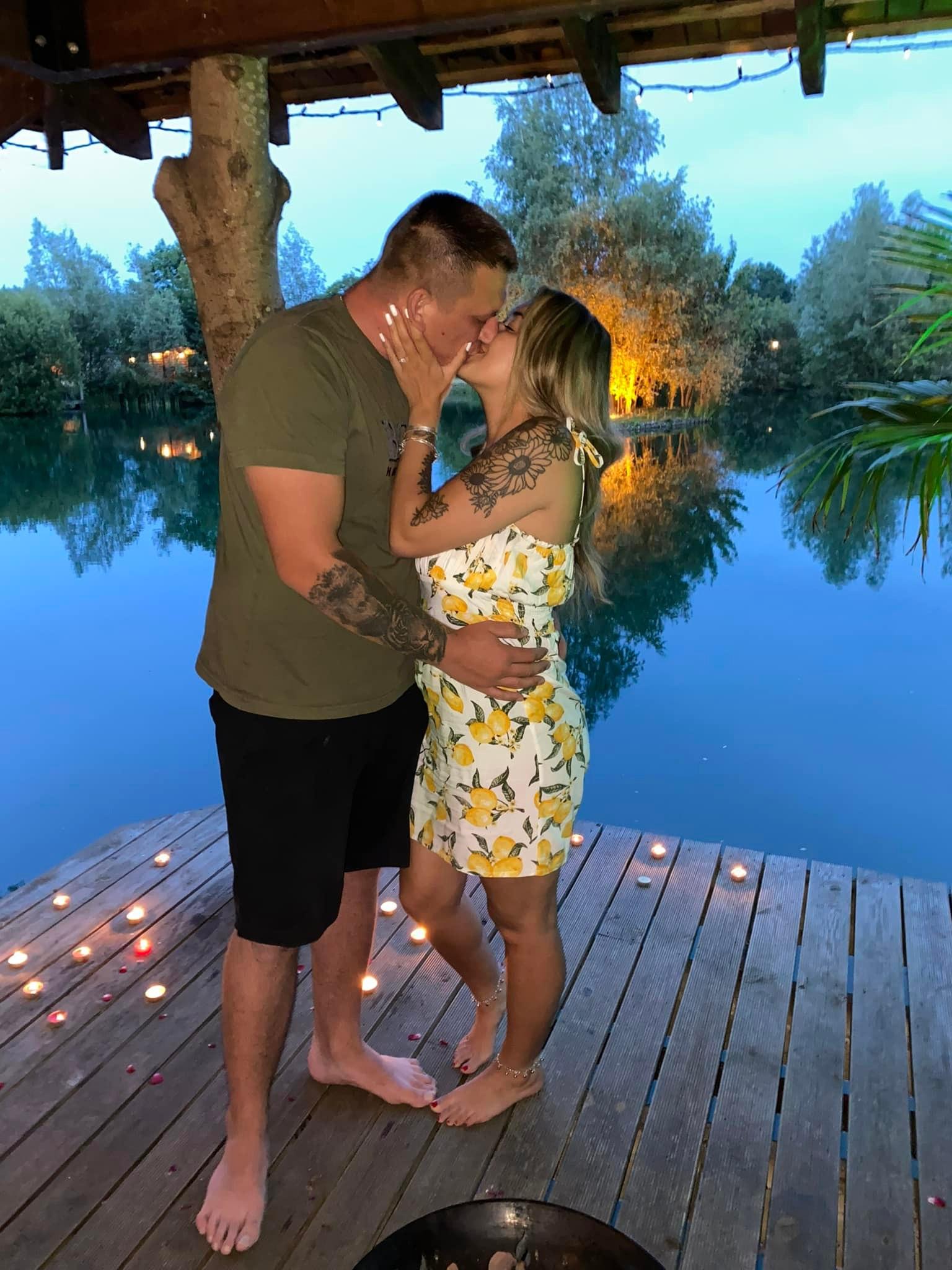 最終,Ross Bamber只好臨時拿著以前買給女友、當時正戴在Geri Ashforth手上的另一枚戒指求婚。(FB)