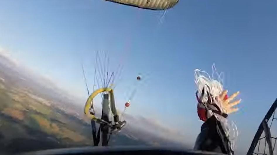 他仍保持冷靜,臨危不亂地解開糾纏的繩索。(YouTube)