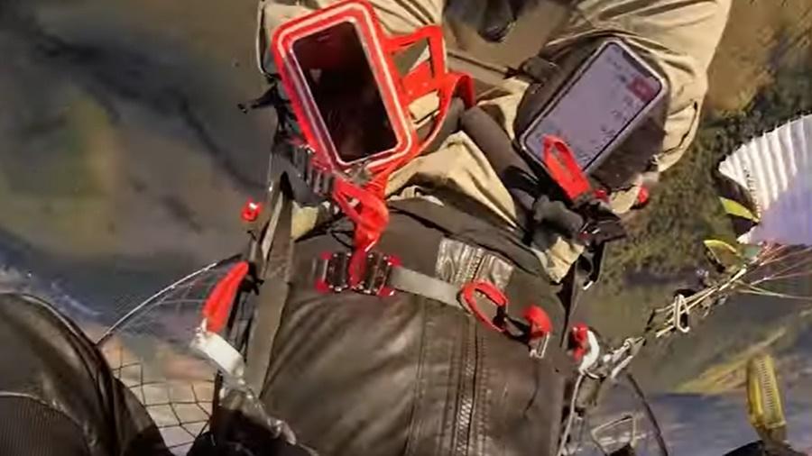 降落傘順利打開。(YouTube)