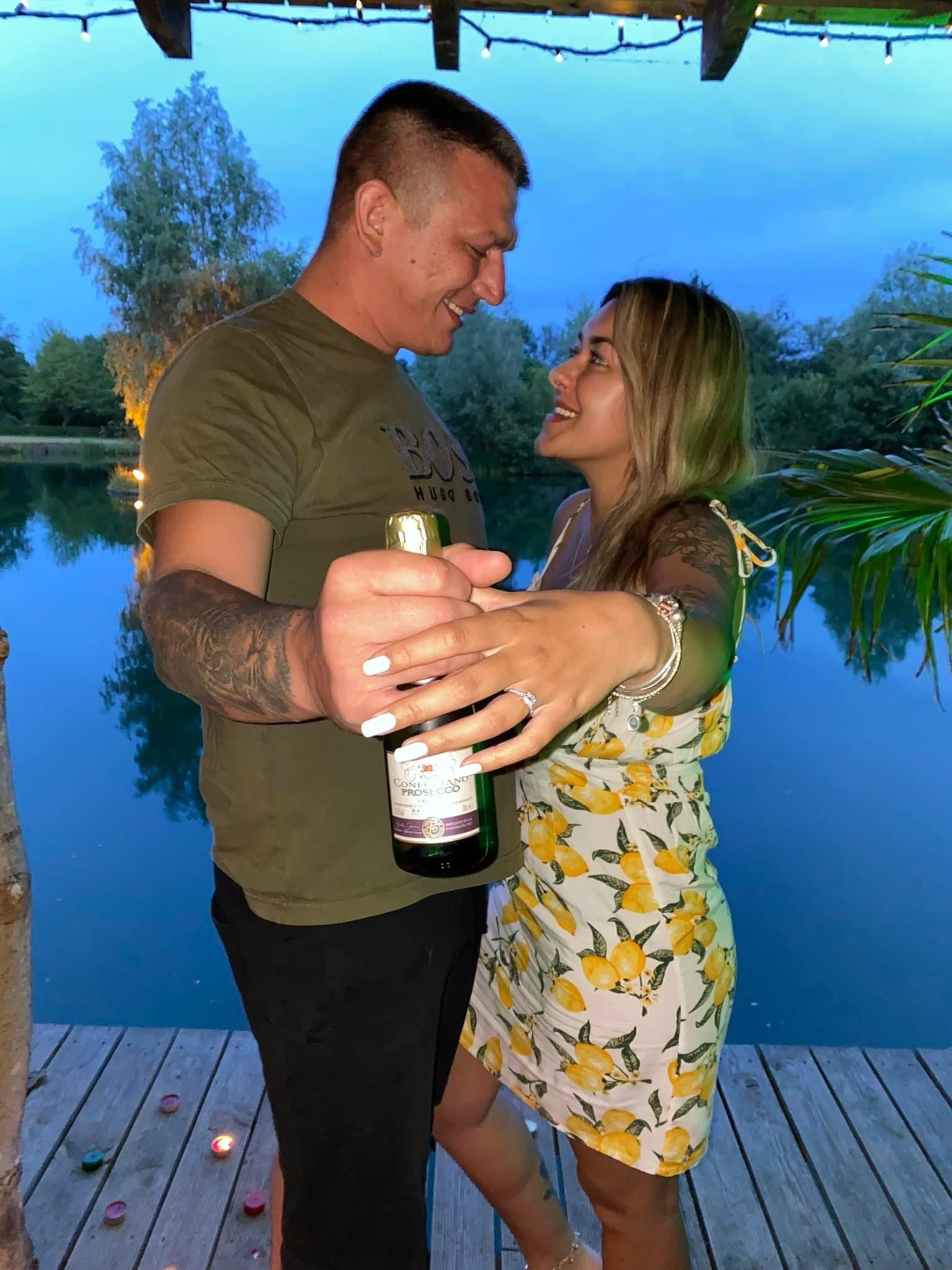 最終,Ross Bamber只好臨時拿著以前買給女友、當時正戴在Geri Ashforth手上的另一枚戒指求婚。(FB)