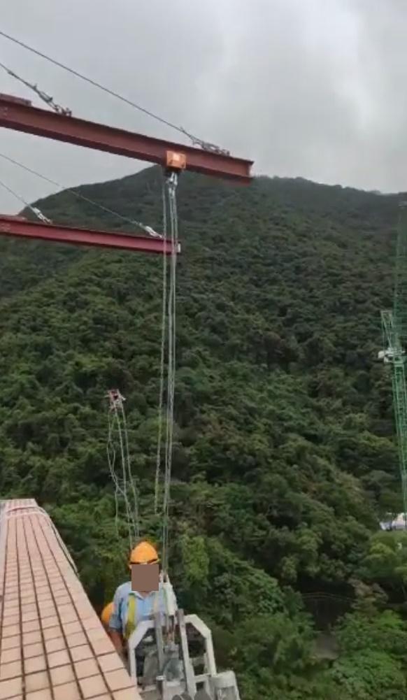 吊船隨即翻側。(FB)