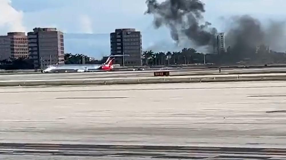 當客機停下後,機艙門隨即打開,有人逃生。(Twitter)