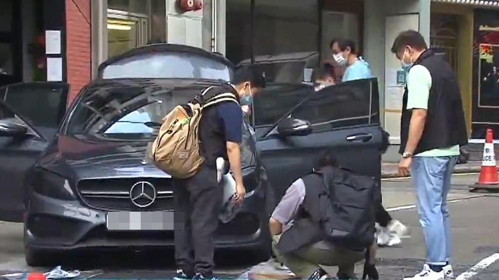 警方封鎖現場行車線調查。(電視截圖)