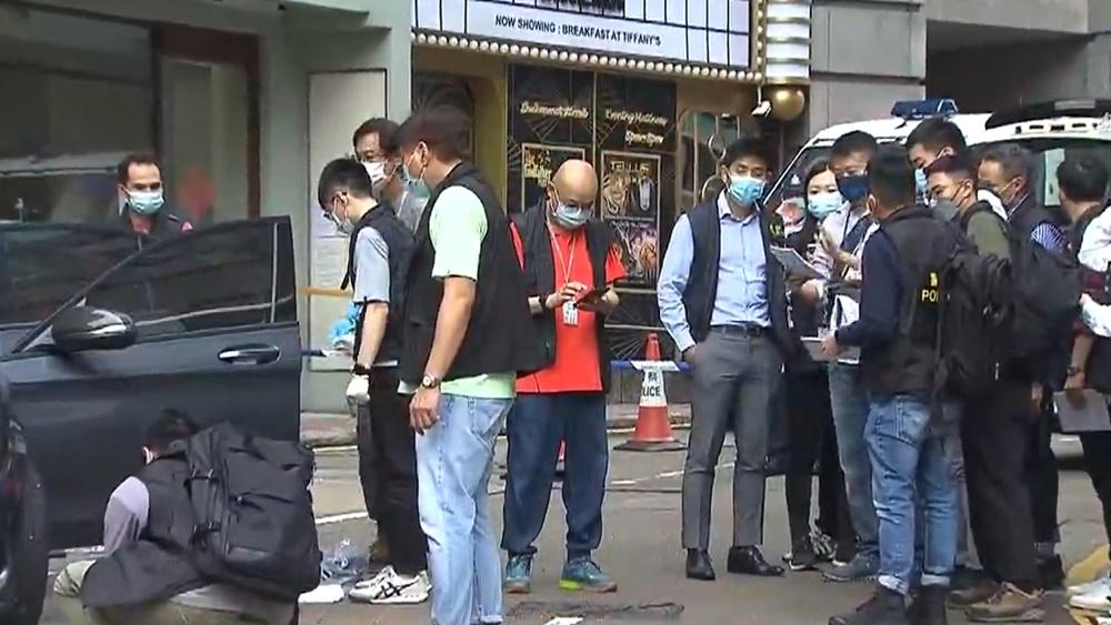 警方封鎖現場行車線調查。(電視截圖)