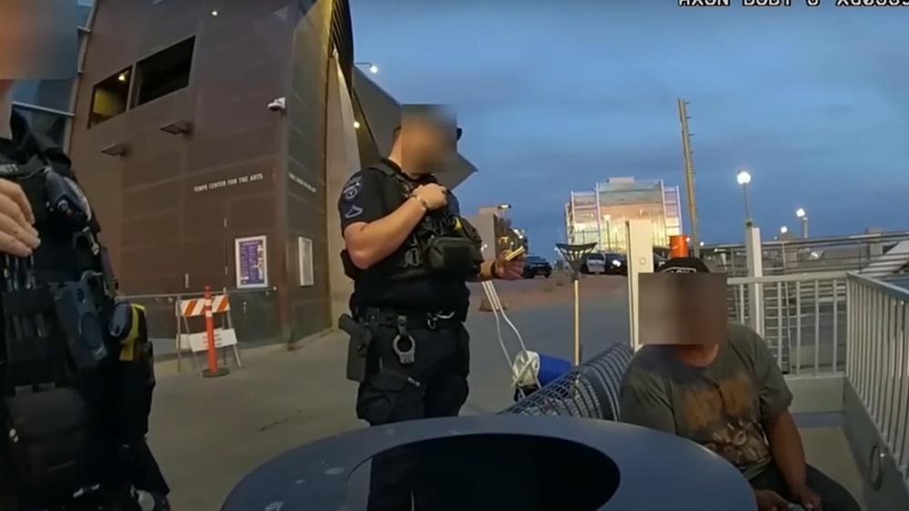 3名警員去到現場處理男子Sean Bickings跟妻子的爭執事件。(YouTube)