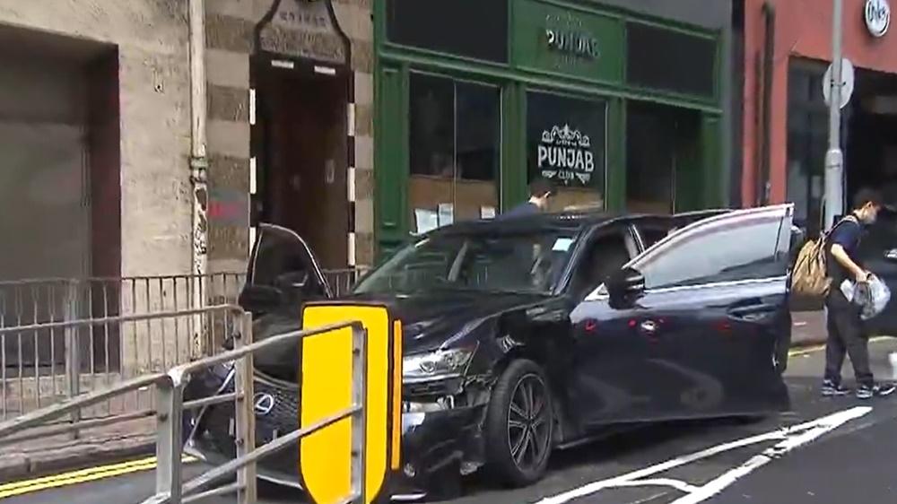 警方封鎖現場行車線調查。(電視截圖)