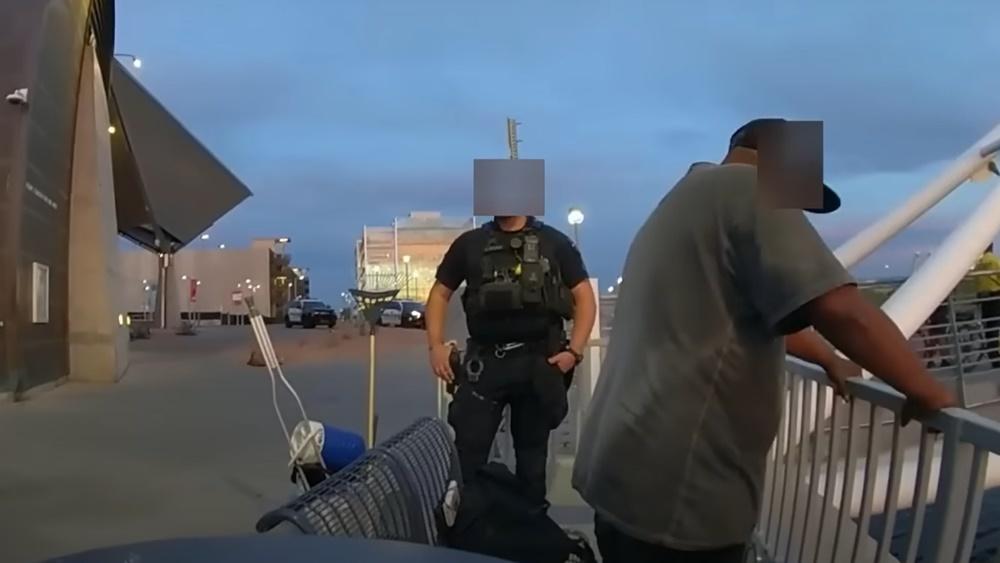 3名警員去到現場處理男子Sean Bickings跟妻子的爭執事件。(YouTube)