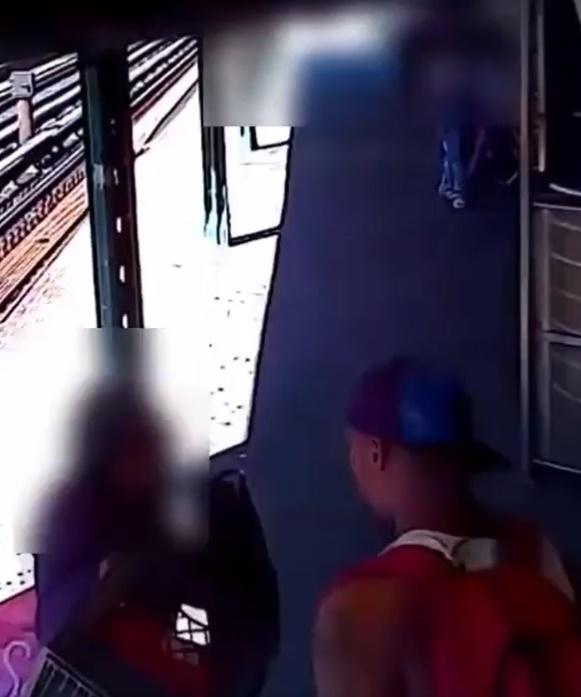 一名男子在地鐵月台上,將一名52歲女士大力推落路軌。(Twitter)