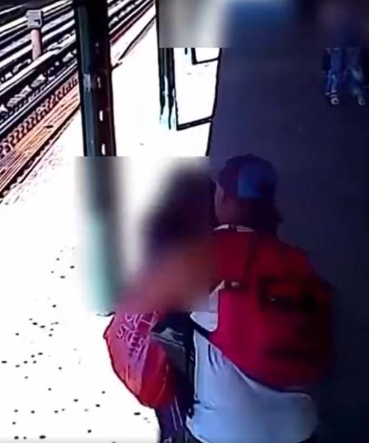 一名男子在地鐵月台上,將一名52歲女士大力推落路軌。(Twitter)